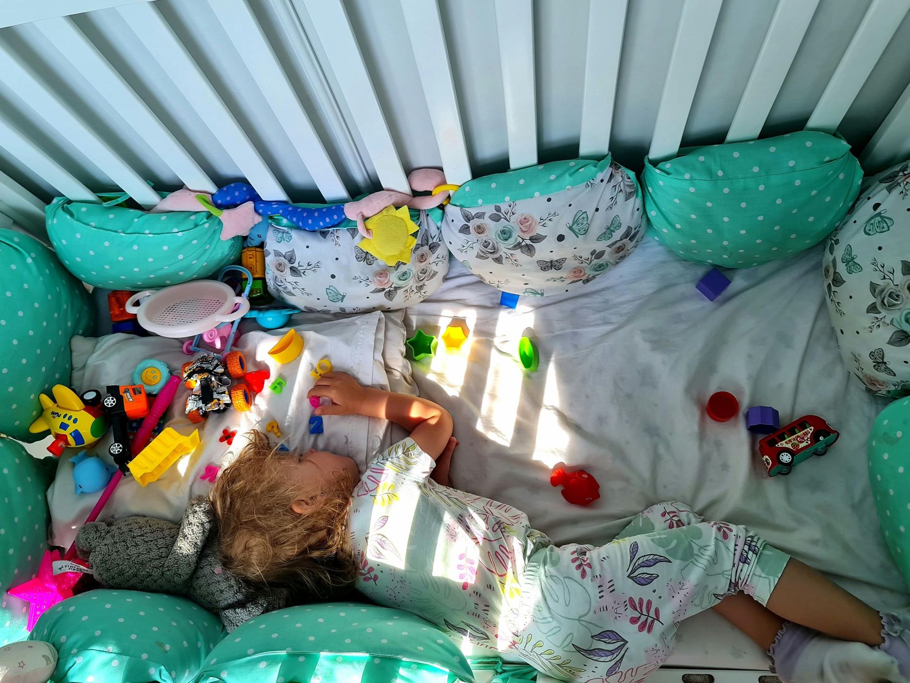 Kettesben az alvás ellen: a játék, aminek a szabályai naponta változnak